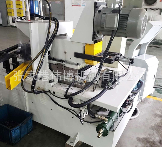 Fully automatic bolt chamfering machine